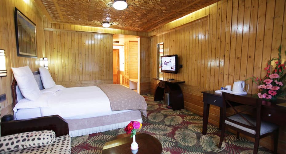 https://imgcld.yatra.com/ytimages/image/upload/t_hotel_yatra_details_desktop/v1430730930/Domestic Hotels/Hotels_Gulmarg/Hotel Grand Mumtaz/IMG_9109.jpg